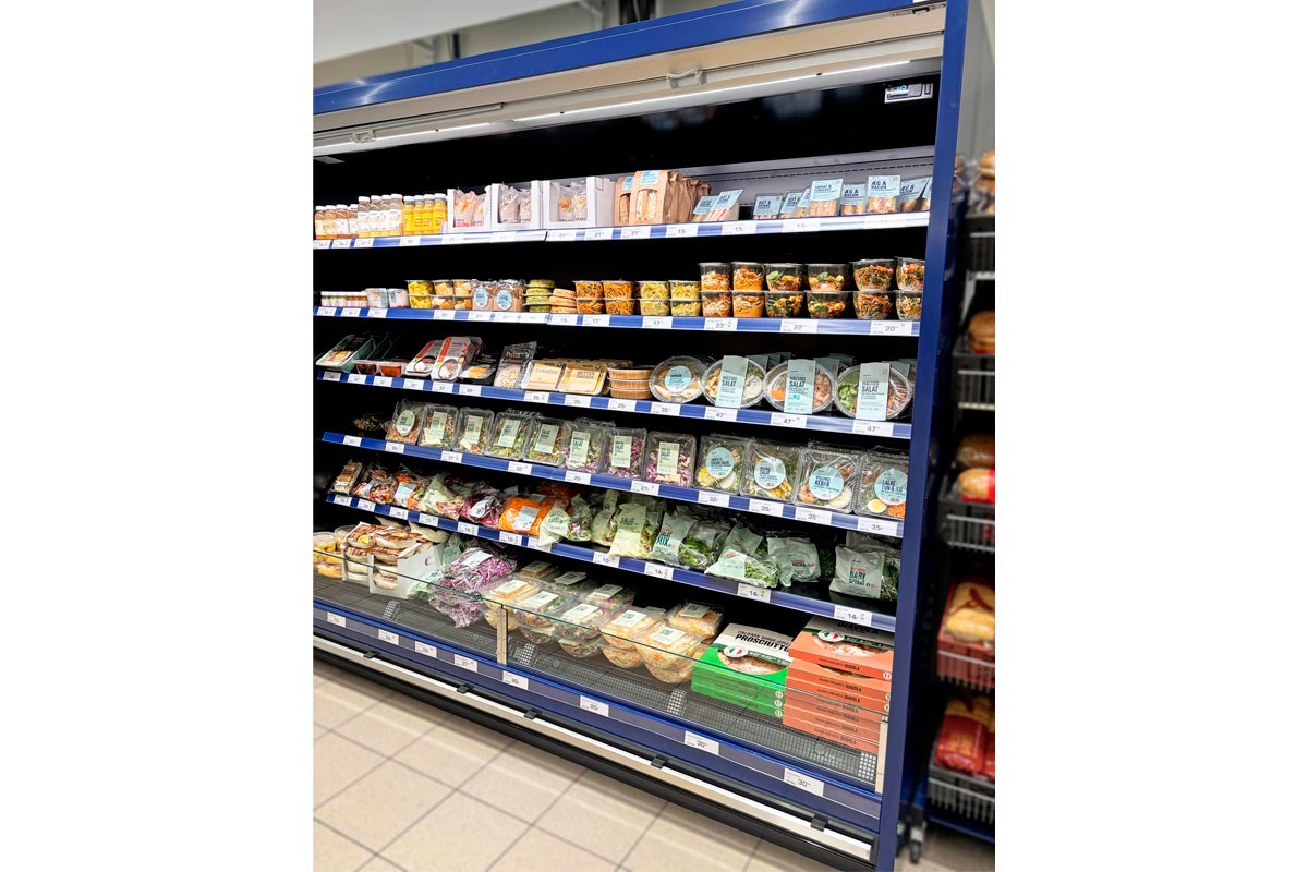 Rema-1000-Sabro_Kølereol-med-varer_1200x800.jpg